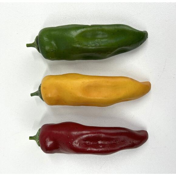 3 Piece Vintage Vegetable Set Green Red and Yellow Peppers 5.5" Long - Picture 1 of 3